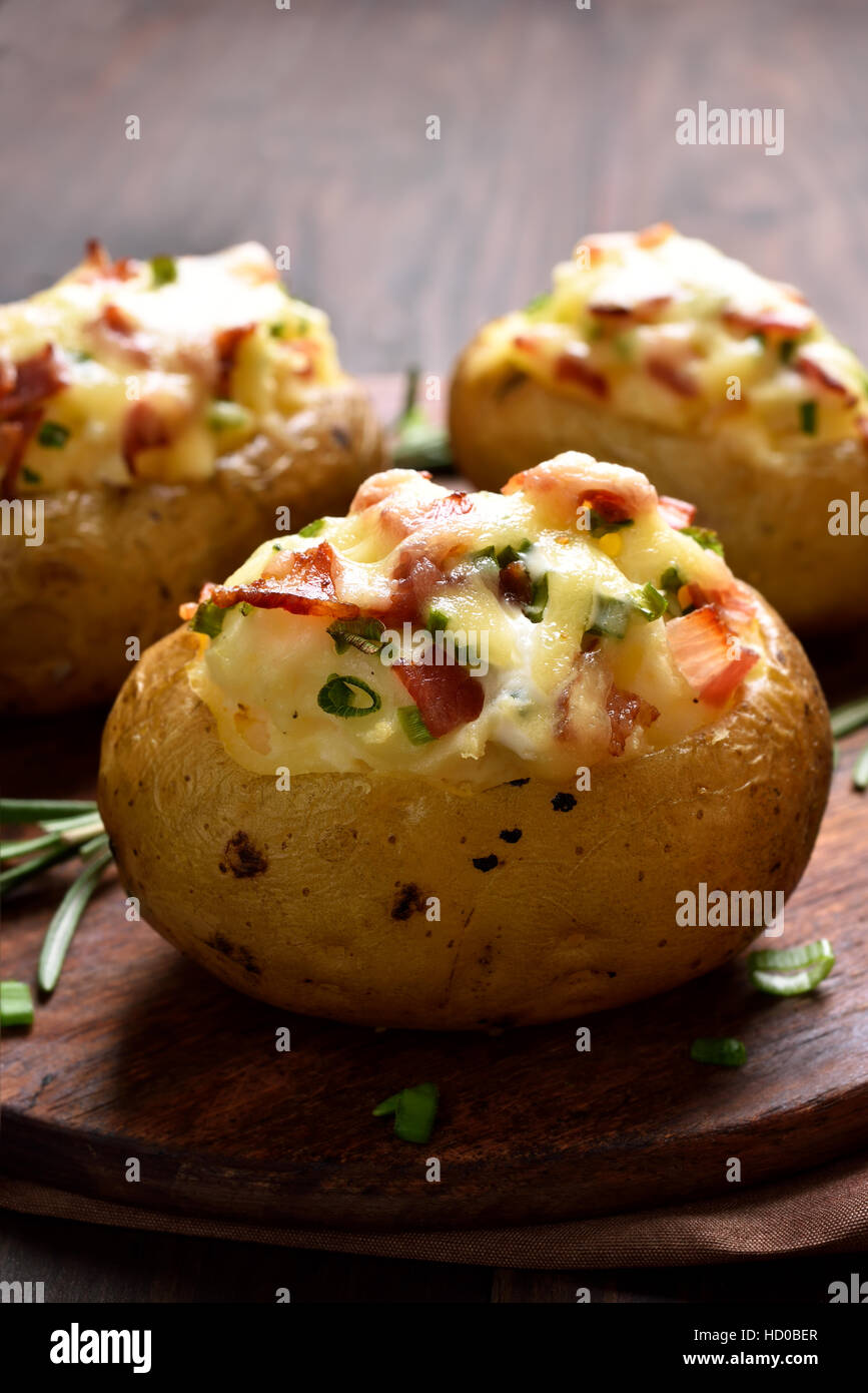 Gefüllte Kartoffel mit Speck, Käse und Frühlingszwiebeln ...