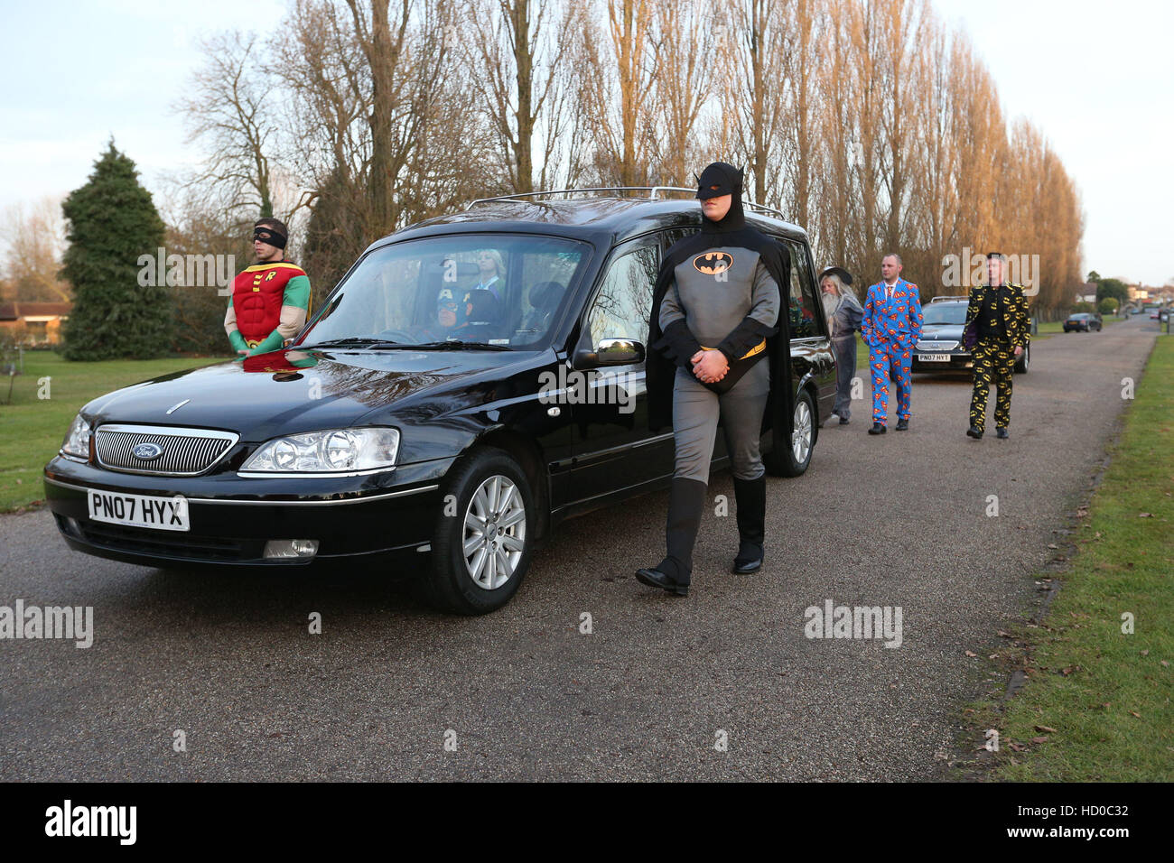 Co-op Funeralcare Kollegen verkleidet als Superhelden den Trauerzug von 18-Year-Old Arthur Peebles auf dem Weg nach Norden Osten Surrey Krematorium in Morden begleiten. Stockfoto
