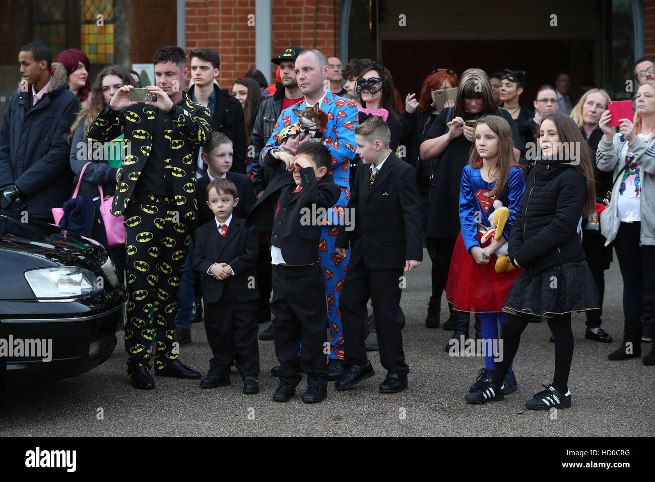 Trauernden verkleidet als Superhelden die Beerdigung von 18-Year-Old Arthur Peebles im Nord Osten Surrey Krematorium in Morden, unter der Leitung von Co-op-Funeralcare. Stockfoto