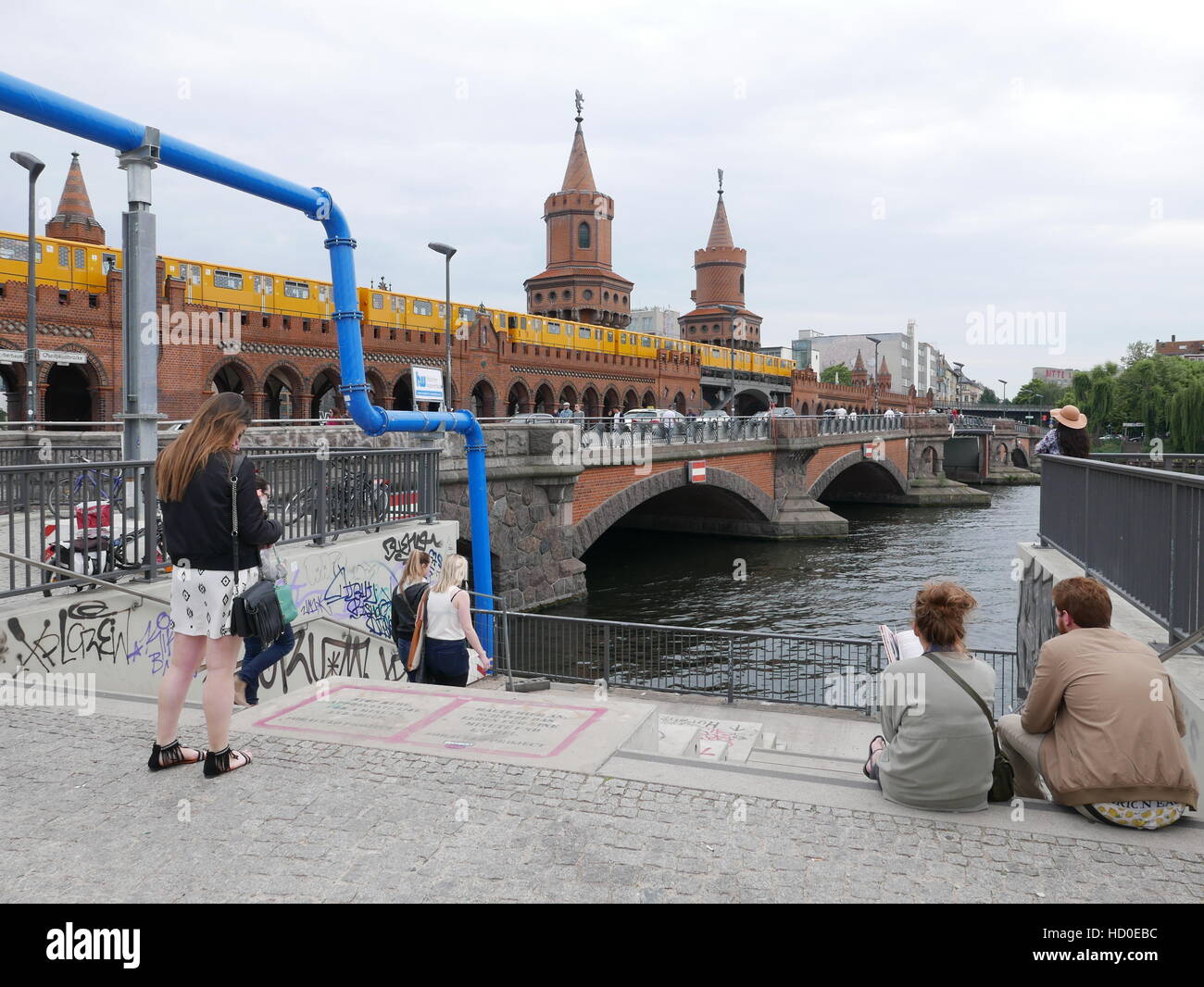 Deutschland - Berlin Oberbaumbrücke nahe Warschauer Bahnhof, Spree entlang. Foto: Sean Sprague Stockfoto