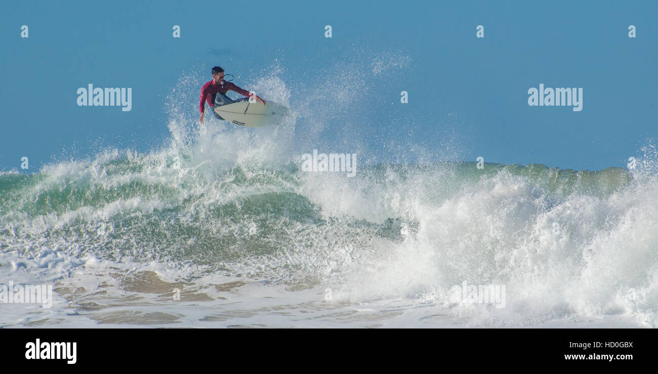 Surfer packt sein Board und Airbourne bekommt. Stockfoto