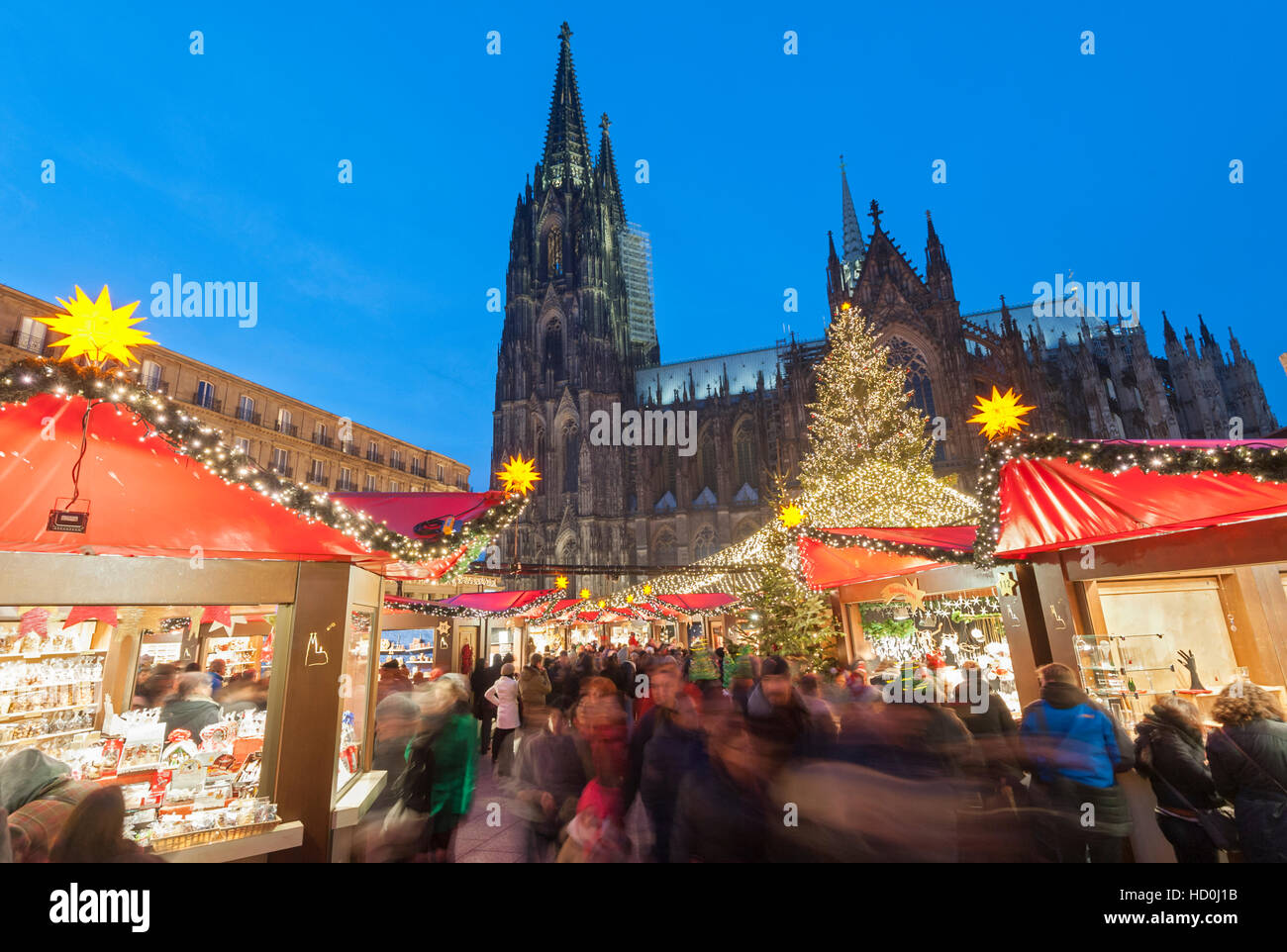 Nachtansicht der Weihnachtsmarkt in Köln mit Dom nach hinten, Deutschland Stockfoto