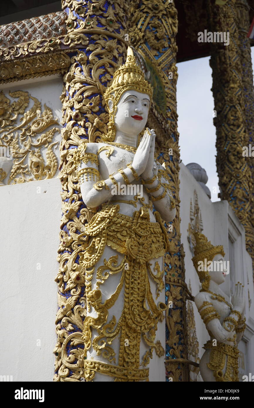 Thai-stehend und Gruß buddhistischen Mönch statue Stockfoto