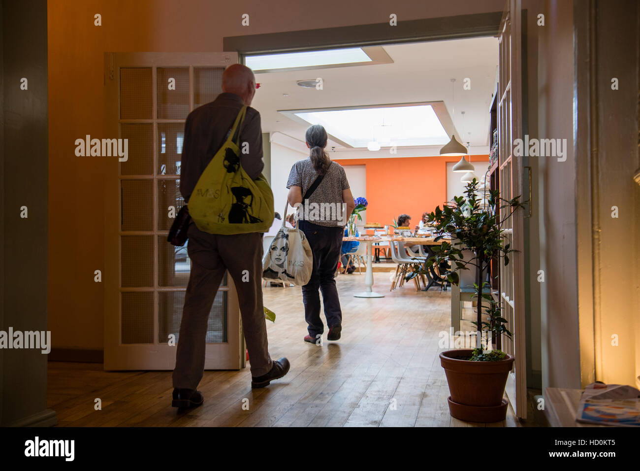 Der Eröffnungstag der MEDINA, eine kleine unabhängige Privatbesitz Kaffeebar und vegetarisches Café Restaurant und Shop. Aberystwyth Wales UK Stockfoto