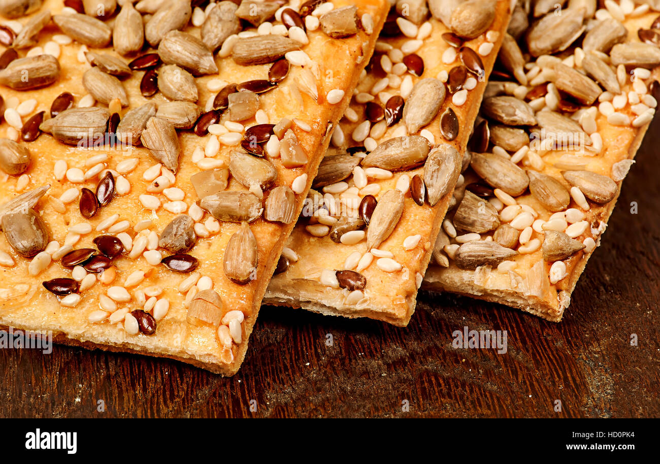 Closeup-Müsli-Kekse mit Samen auf einem Holztisch Stockfoto
