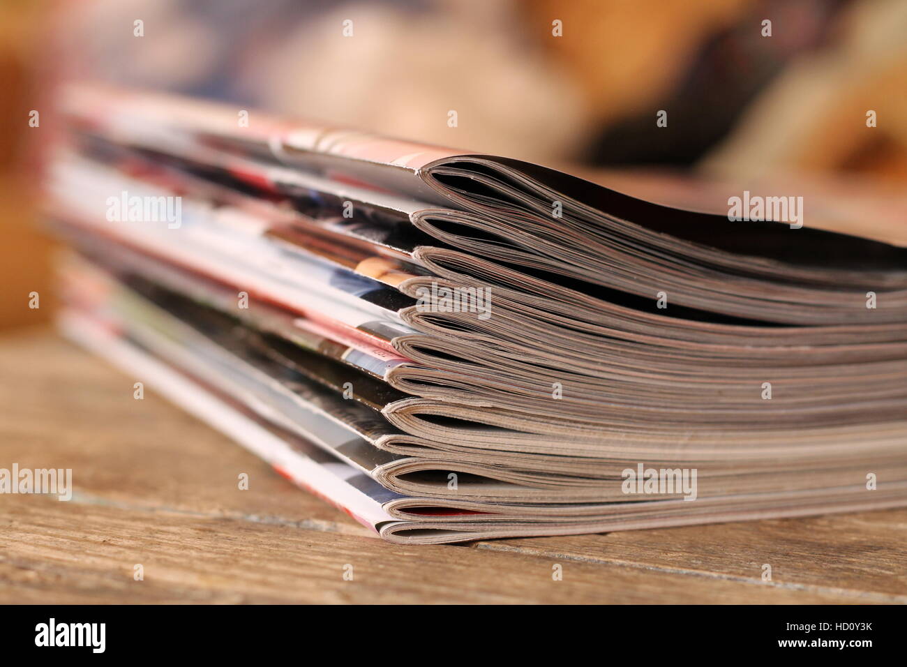 Zeitschriften auf dem Holztisch Stockfoto