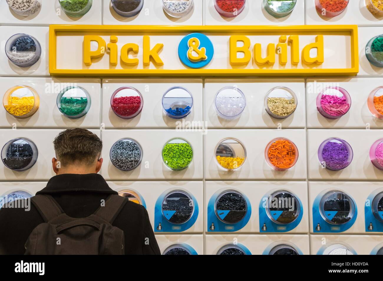 London, UK - 22. November 2016 - Kunden Surfen in die Welten der größte LEGO-Shop, eröffnete neu am Leicester Square Stockfoto