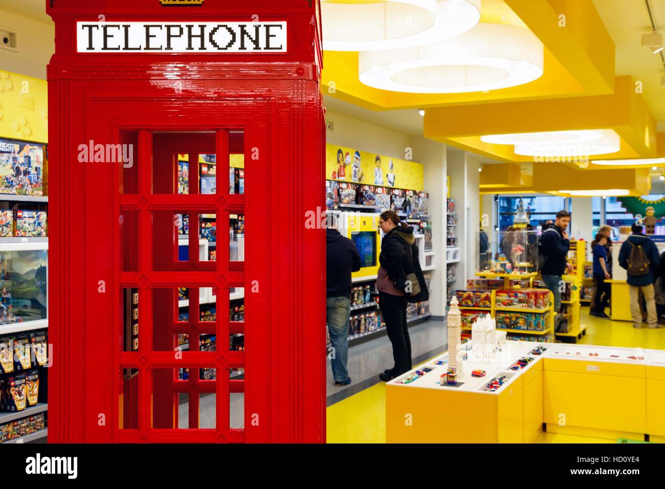 London, UK - 22. November 2016 - rote Telefonzelle, gebaut aus LEGO-Steinen, in die Welten der größte LEGO-Shop, mit Kunden in der Zeitmessung angezeigt Stockfoto