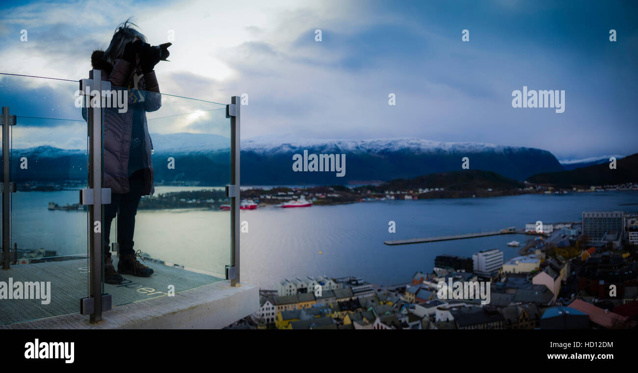 Reife Frau Fotograf auf Hurtigruten Reise Alesund, Norwegen zu besuchen. Stockfoto