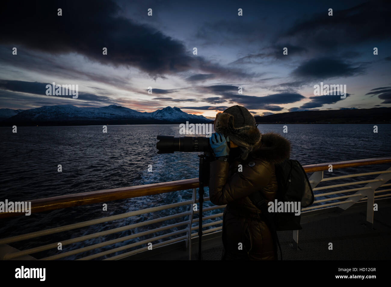 Reife Frau Fotograf auf Hurtigruten Reise, Norwegen. Stockfoto
