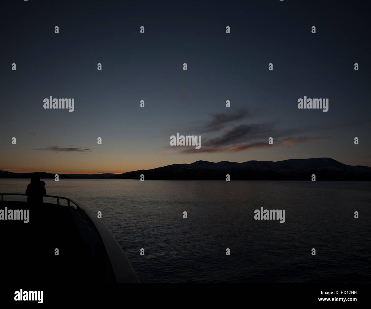 Reife Frau Fotograf auf Hurtigruten Reise, Norwegen. Stockfoto