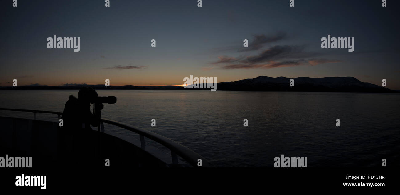 Reife Frau Fotograf auf Hurtigruten Reise, Norwegen. Stockfoto
