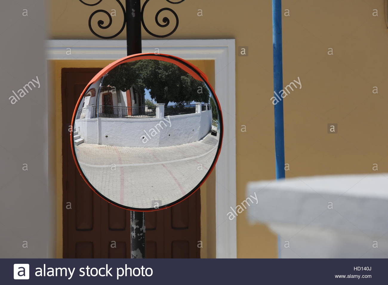 eine weiße Wand auf der Insel Rhodos, Griechenland, spiegelt sich in einem Sicherheitsspiegel Stockfoto