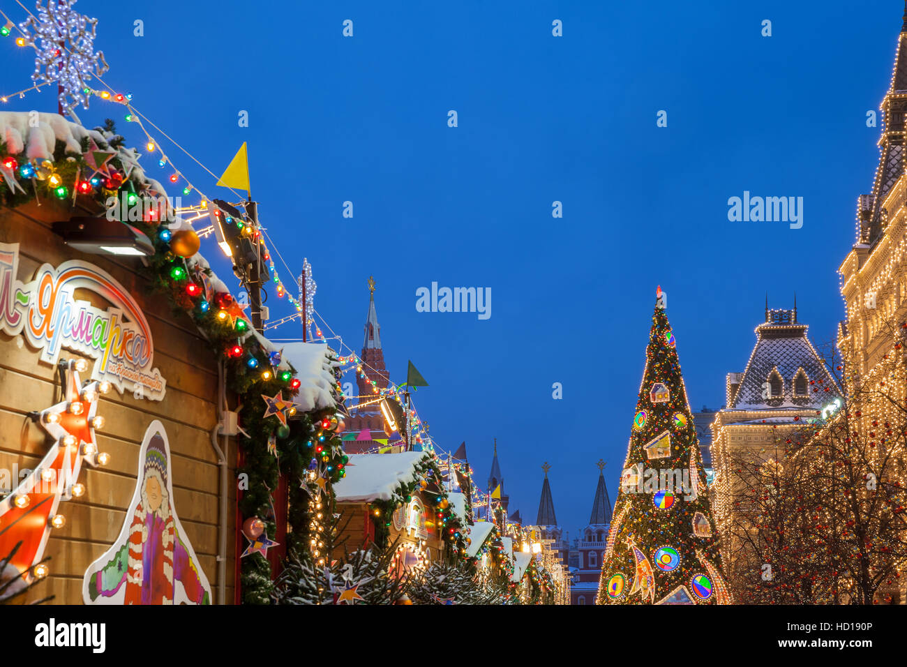 Blick auf den Weihnachtsbaum und Weihnachten Markt auf dem Roten Platz am Dezember abends 09,2016 in Moskau, Russland Stockfoto