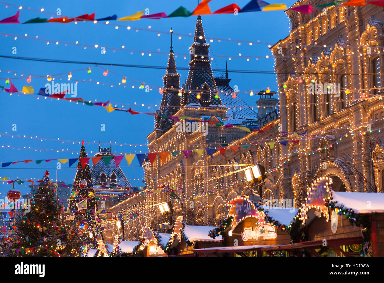 Blick auf den Weihnachtsmarkt auf dem Roten Platz am Dezember abends 09,2016 in Moskau, Russland Stockfoto