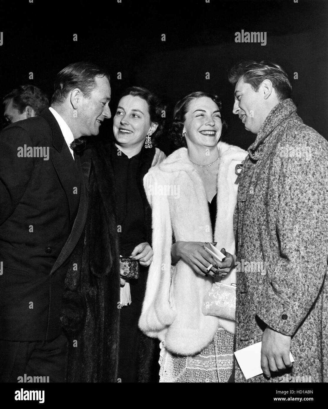 Von links: John Wayne, Dorothy Mitchum, Wayne die zweite Frau