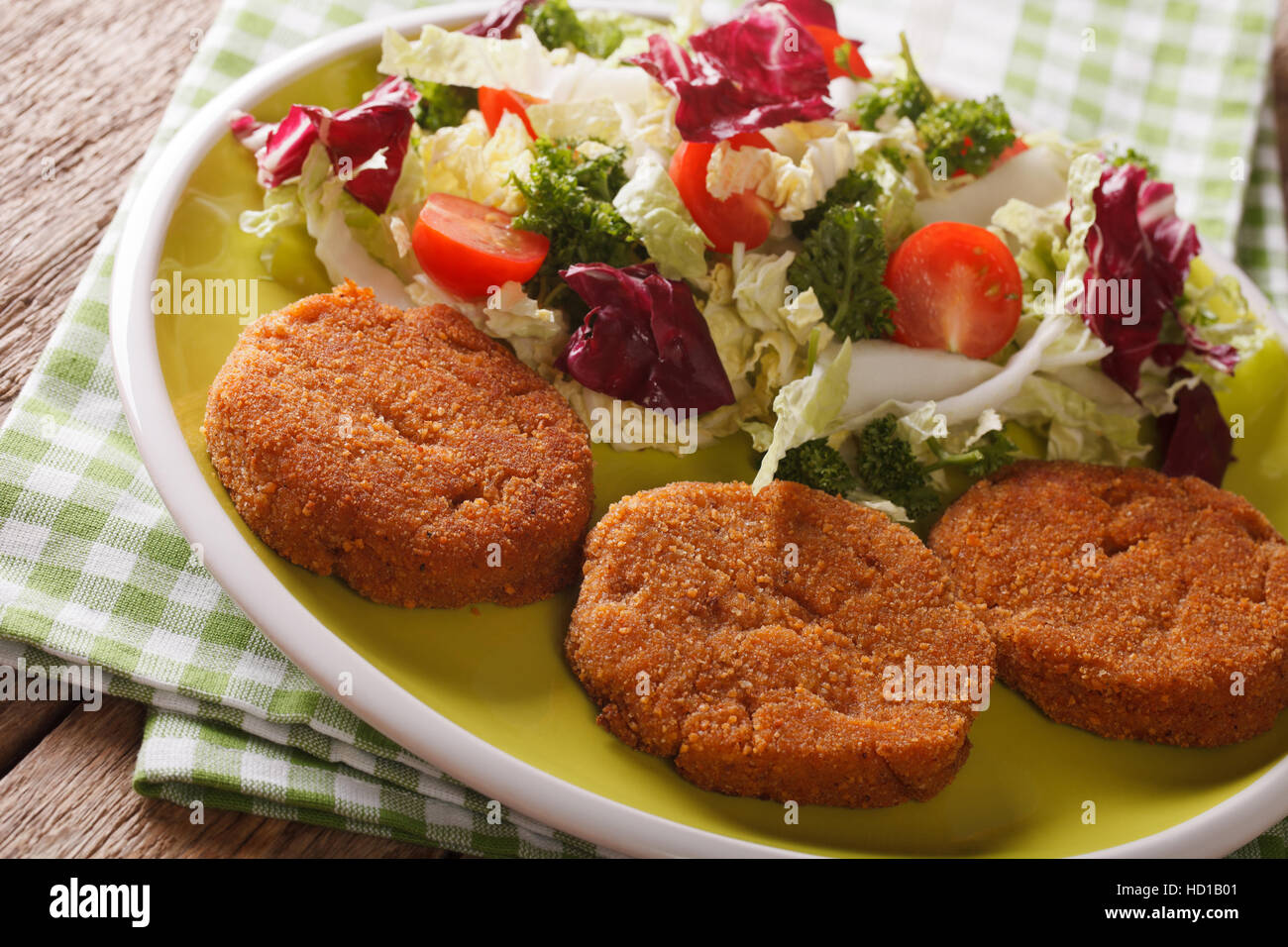 Diätetische Karotte Burger und frischem Salat mischen Nahaufnahme auf einer Platte. horizontale Stockfoto
