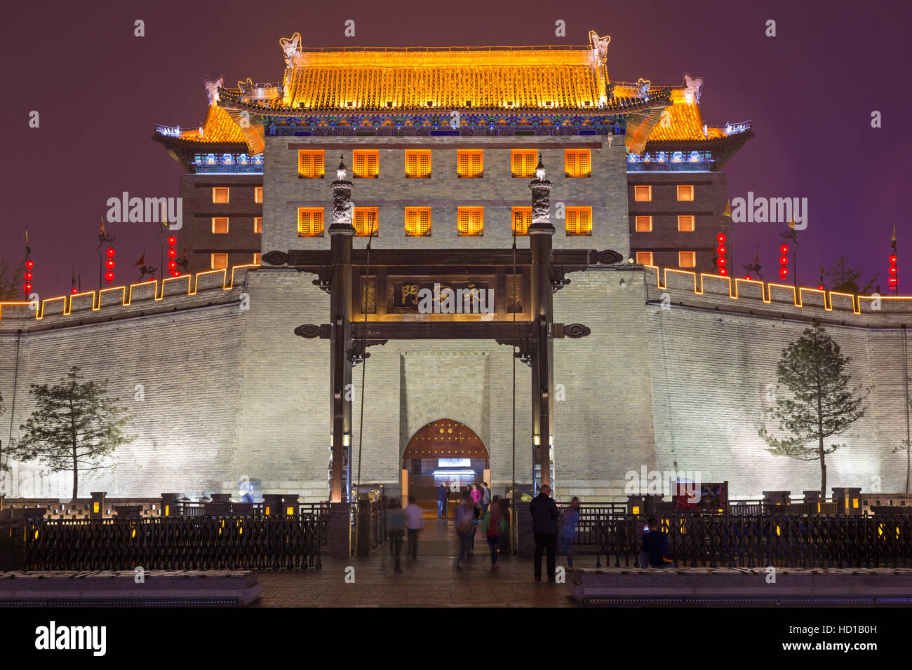East Gate Eingang, Xian Stadtmauer bei Nacht, Shaanxi, China Stockfoto