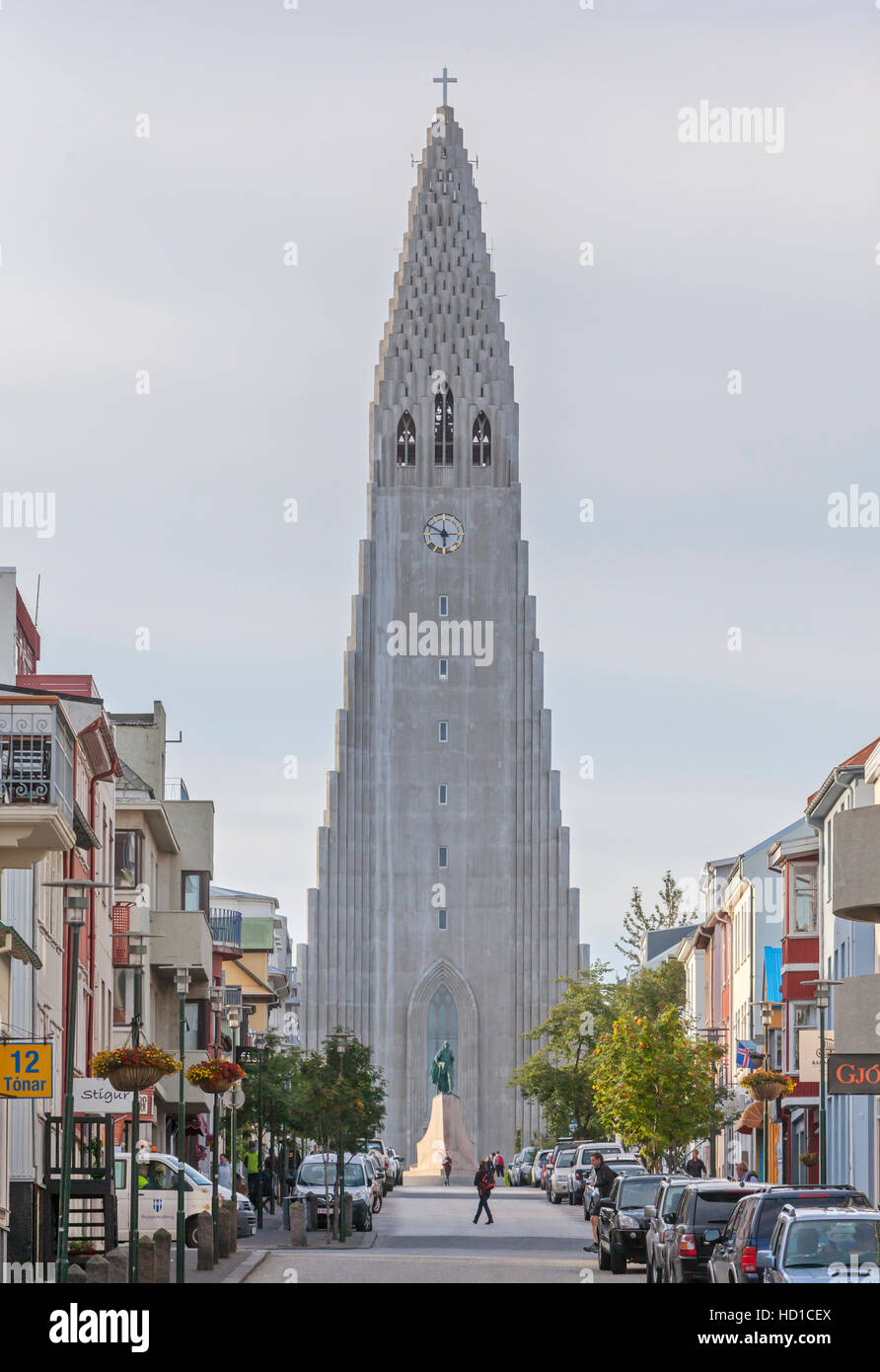 Ein Blick auf Hallgrimskirkja Lutheran Church in Reykjavik, Island. Stockfoto