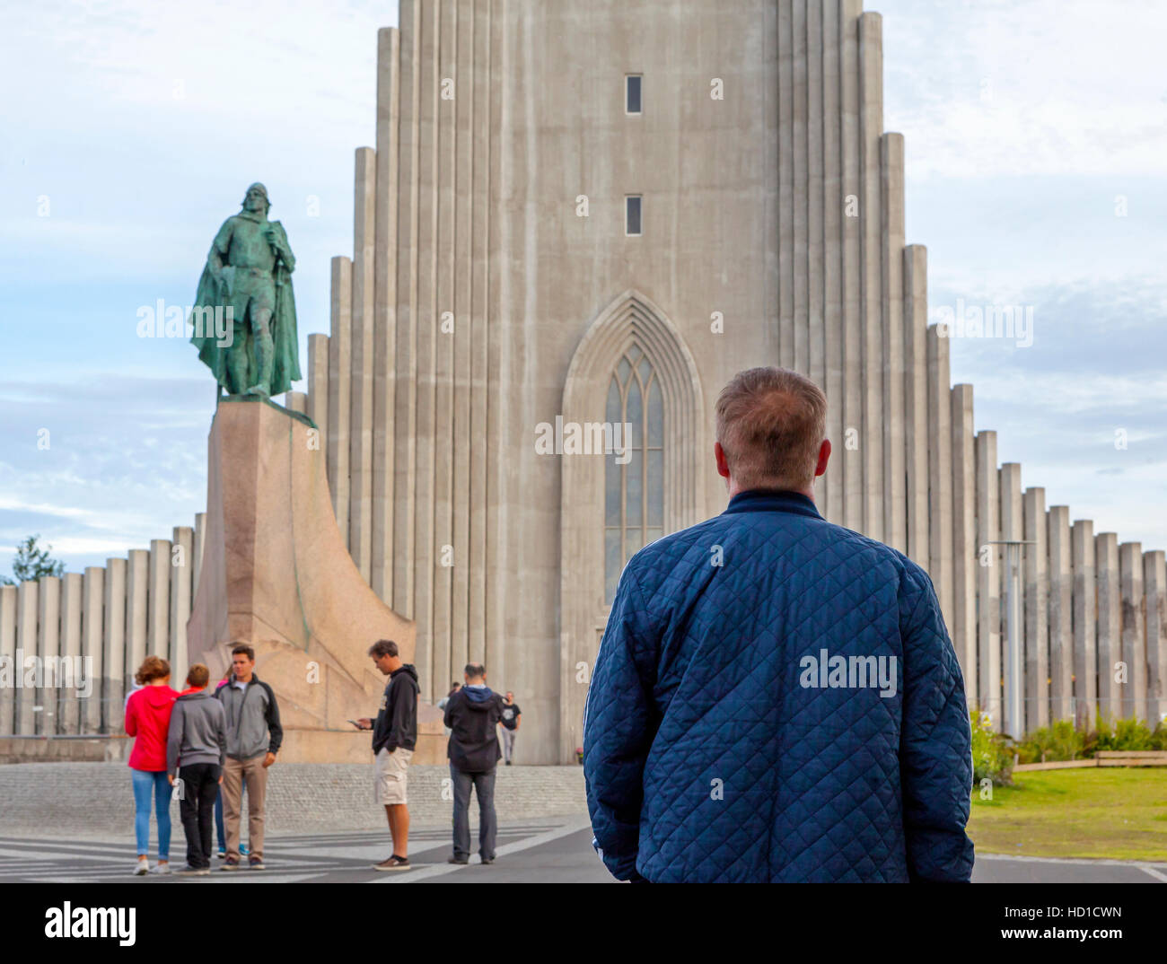Ein Blick auf Menschen, Touristen und die Hallgrimskirkja Kirche in Reykjavik, Island. Stockfoto
