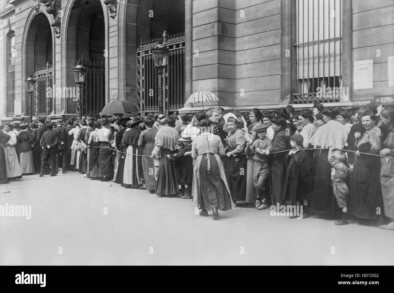 Menschenmenge wartete in der Schlange zur Linderung zu Beginn des ersten Weltkrieges, Paris, Frankreich, Bain Nachrichtendienst, 1914 Stockfoto