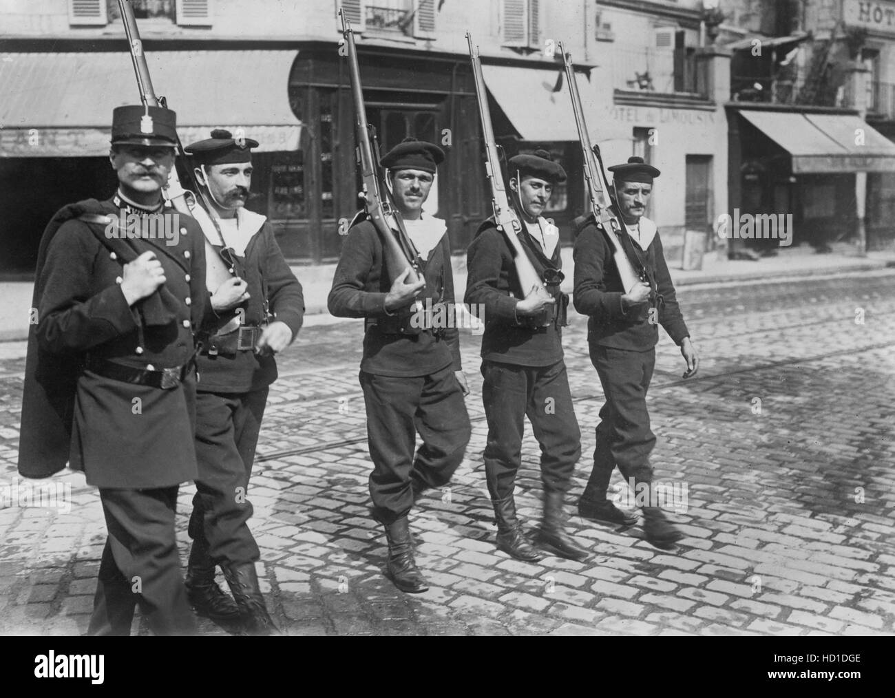 Marine Rekruten mit Polizeibeamten zu Beginn des ersten Weltkrieges, Paris, Frankreich, Bain Nachrichtendienst, 1914 Stockfoto