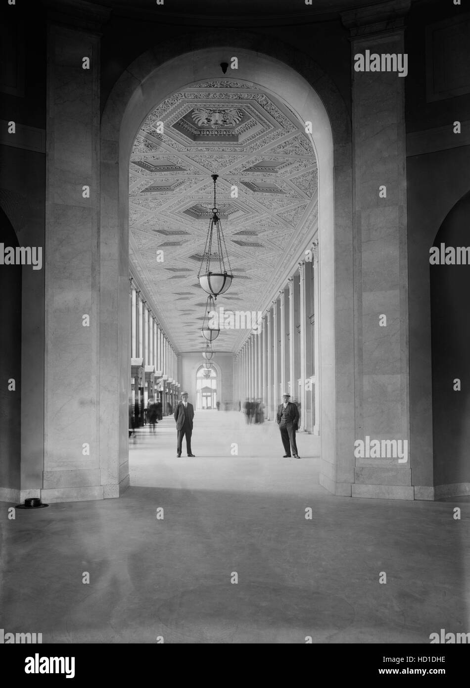 Hauptkorridor, General Post Office Building, New York City, New York, USA, Bain Nachrichtendienst, 1915 Stockfoto