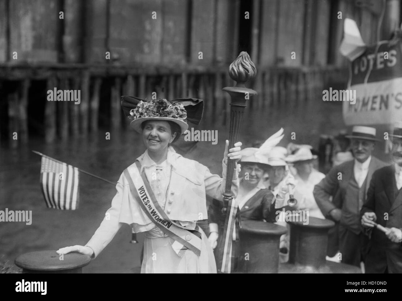 Mina van Winkle mit Wahlrecht Fackel auf Schlepper während der "Übergabe der Fackel des Sieges" Demonstration, Jersey City, New Jersey, USA, Bain News Service, August 1915 Stockfoto