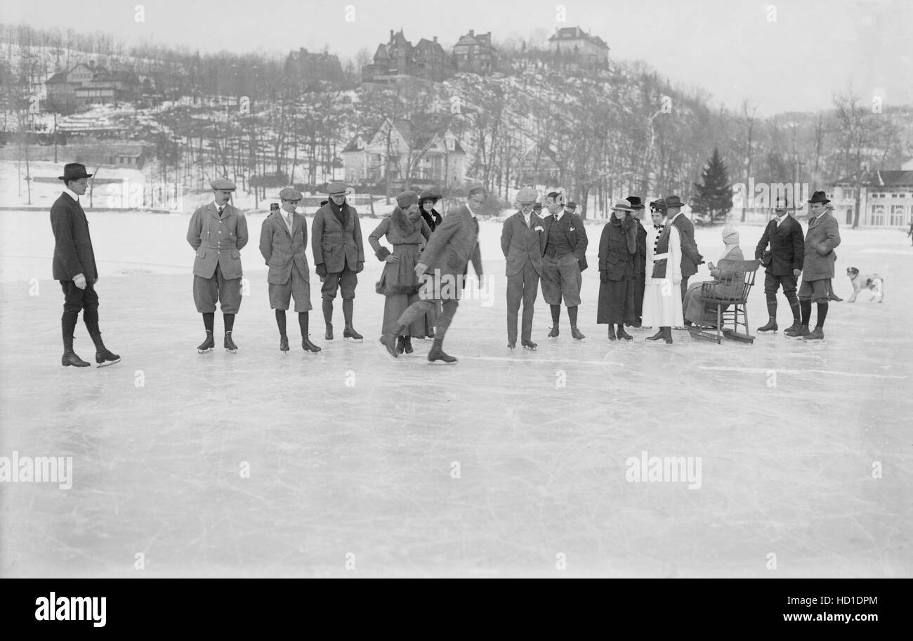Gruppe von Menschen Eislaufen auf dem See, Smoking, New York, USA, Bain Nachrichtendienst, 1915 Stockfoto