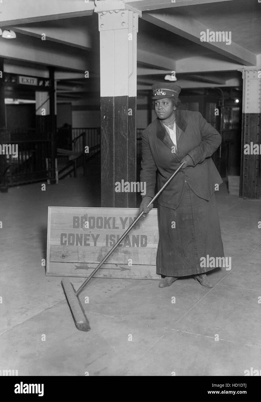 Weibliche u Porter Reinigungsstation, New York City, New York, USA, Bain Nachrichtendienst, 1917 Stockfoto