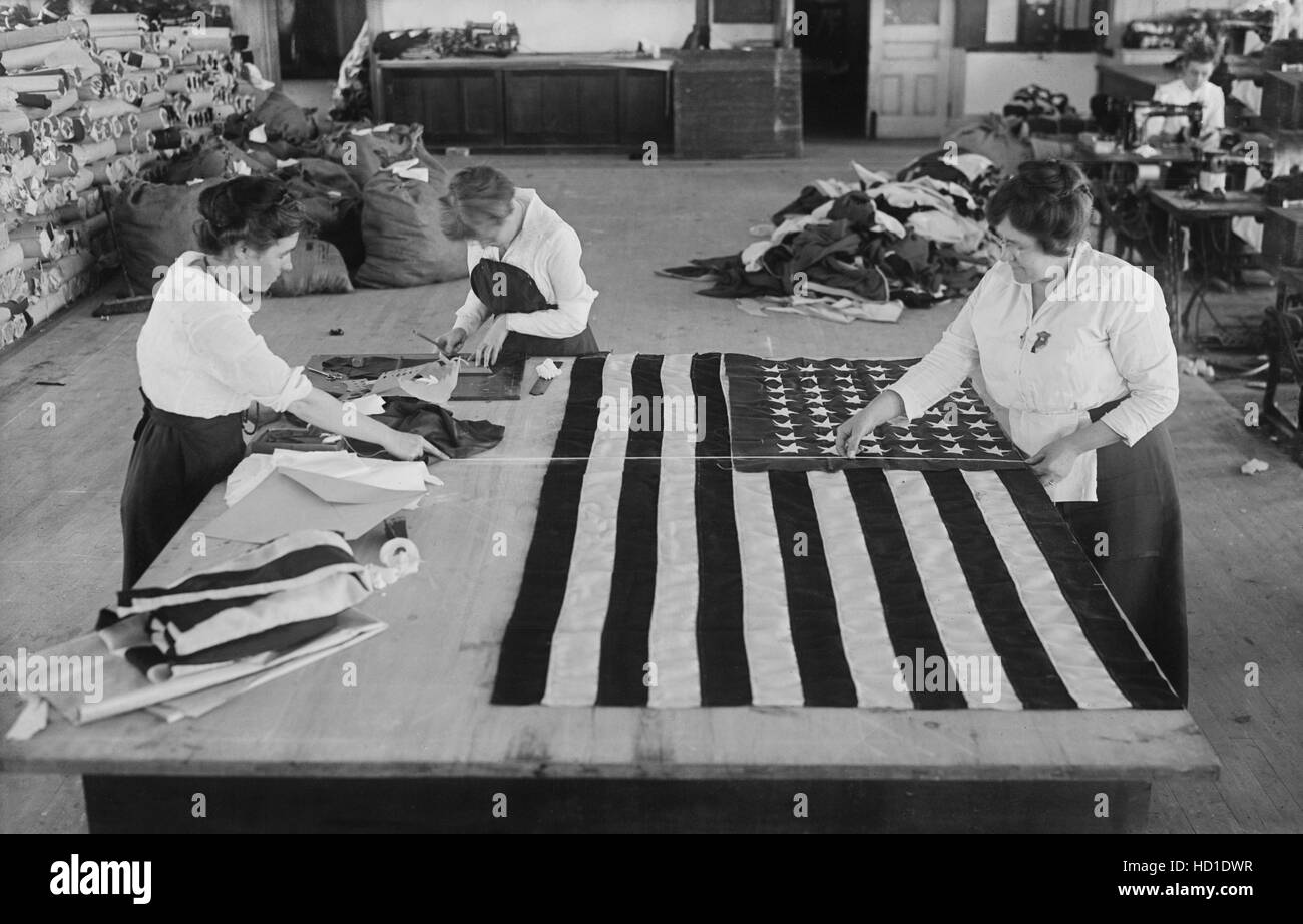 Frauen machen amerikanische Flaggen, Brooklyn Navy Yard in Brooklyn, New York, USA, Bain Nachrichtendienst, Juli 1917 Stockfoto