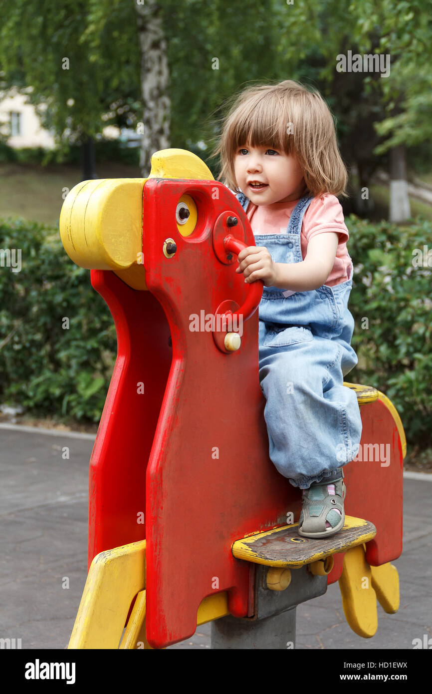 Kleines Babymädchen laut schreiend auf Spielplatz im freien Stockfoto