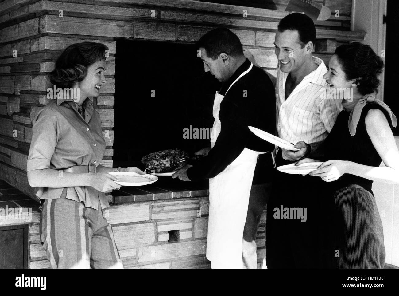 Donna Reed Ehemann Tony Owen, Carl Betz, Lois Betz Grill zu Hause, 1958 Stockfoto