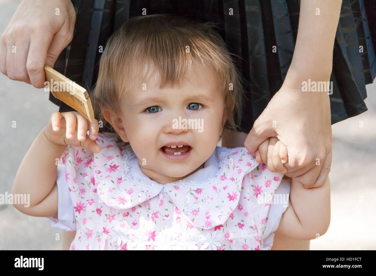Schöne süße Babys Mädchen mag nicht kämmen Stockfoto
