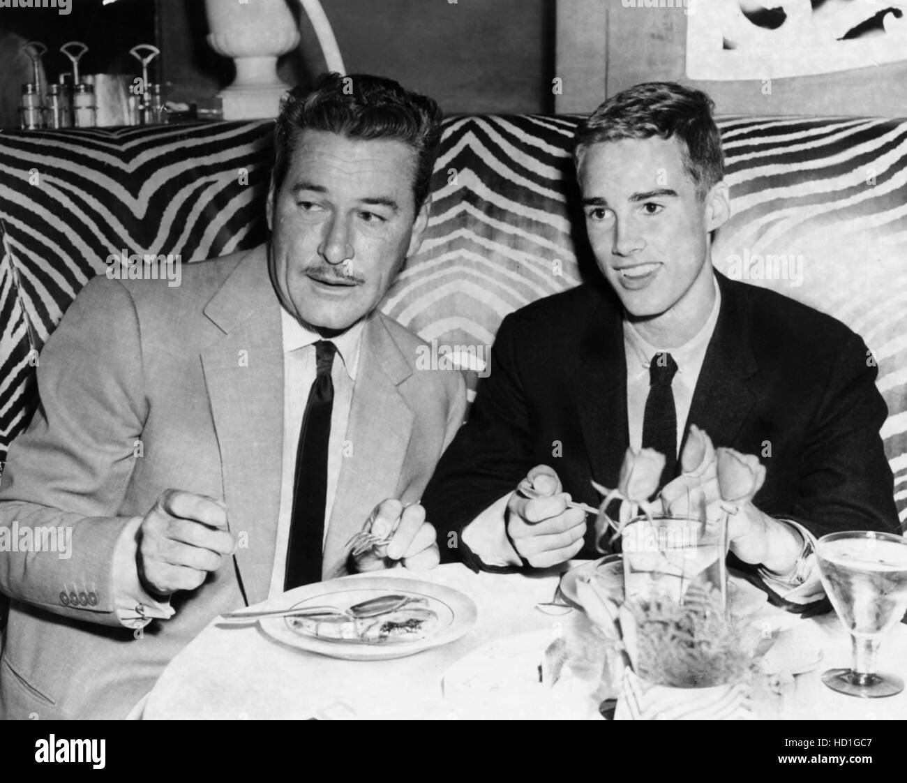 Von links Errol Flynn mit Sohn Sean Flynn, Ende der 1950er Jahre(01)