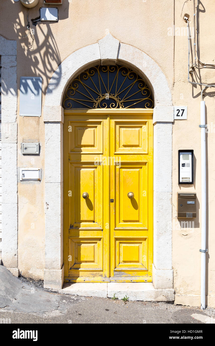 Eine gelbe Tür in das Reiseziel von Taormina, Sizilien. Stockfoto