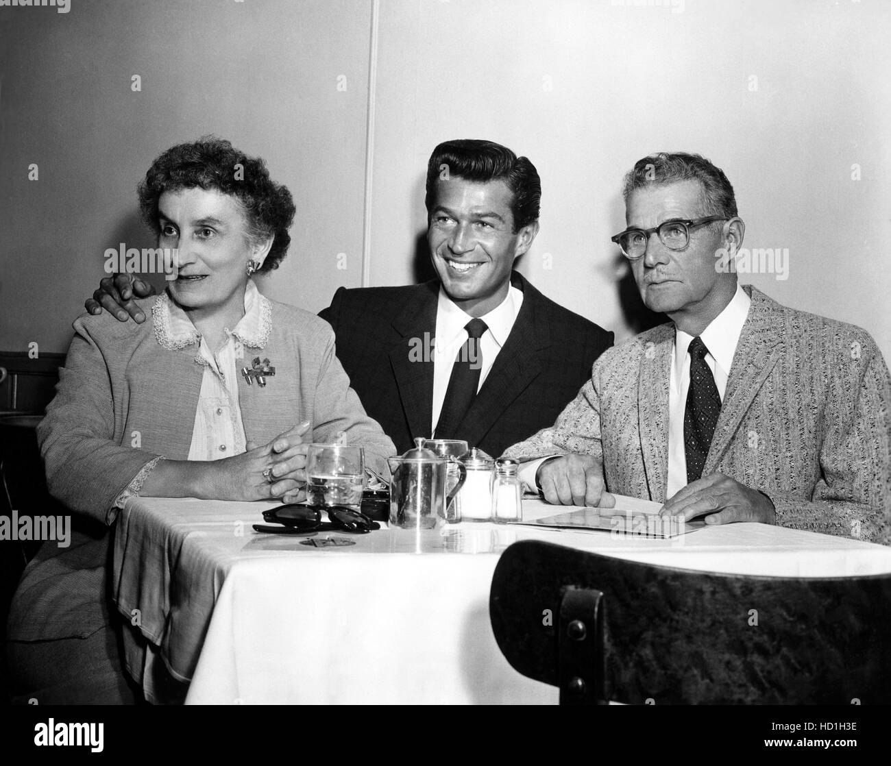 George Nader (Mitte) mit seinen Eltern Mr.and Mrs George Nader, Essen in den Universal Studios, wo George in Hauptrolle Stockfoto