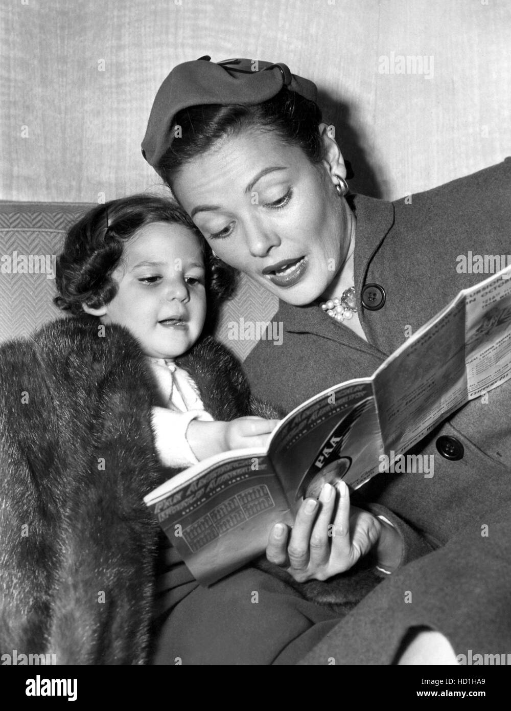 Gene Tierney mit 7 jährige Tochter Daria Cassini fliegen an