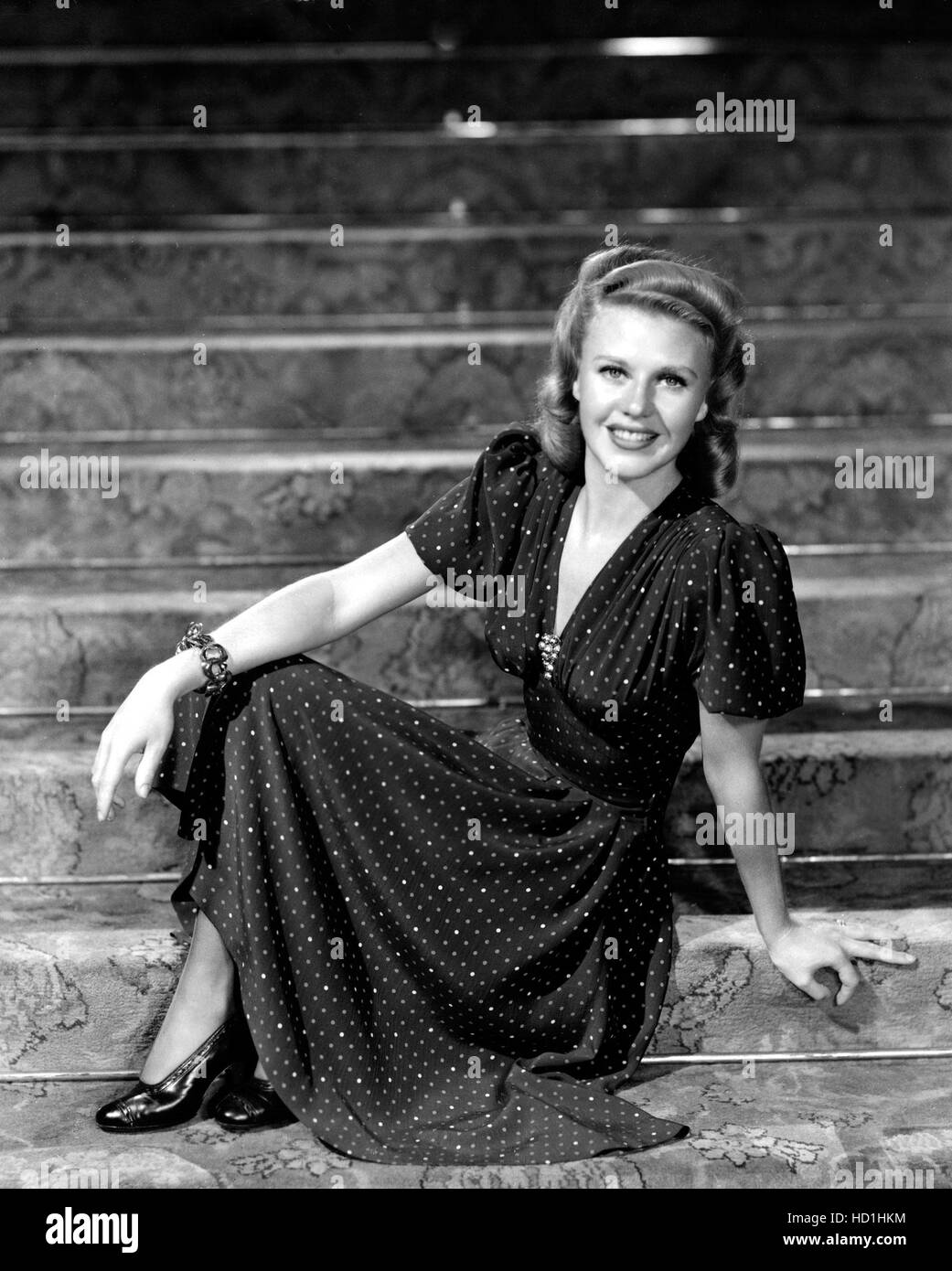 FIFTH AVENUE Mädchen, Ginger Rogers in einer Marine Kleid mit helleren Blau und Chinesisch rot