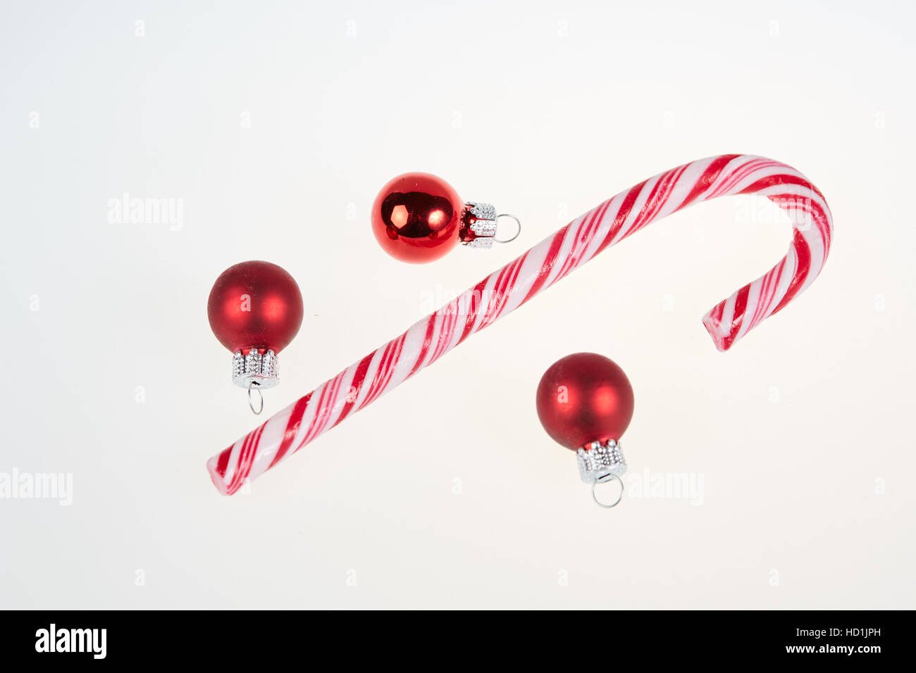 Candy-stick rote Weihnachtskugeln isoliert Stockfoto