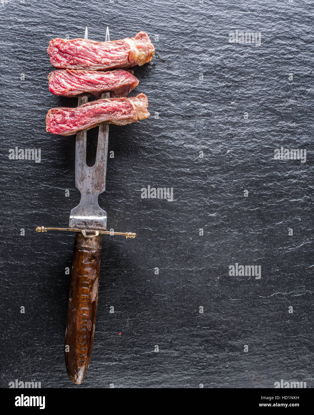 Mittlere Ribeye-Steak auf dem Graphit-Tablett. Stockfoto