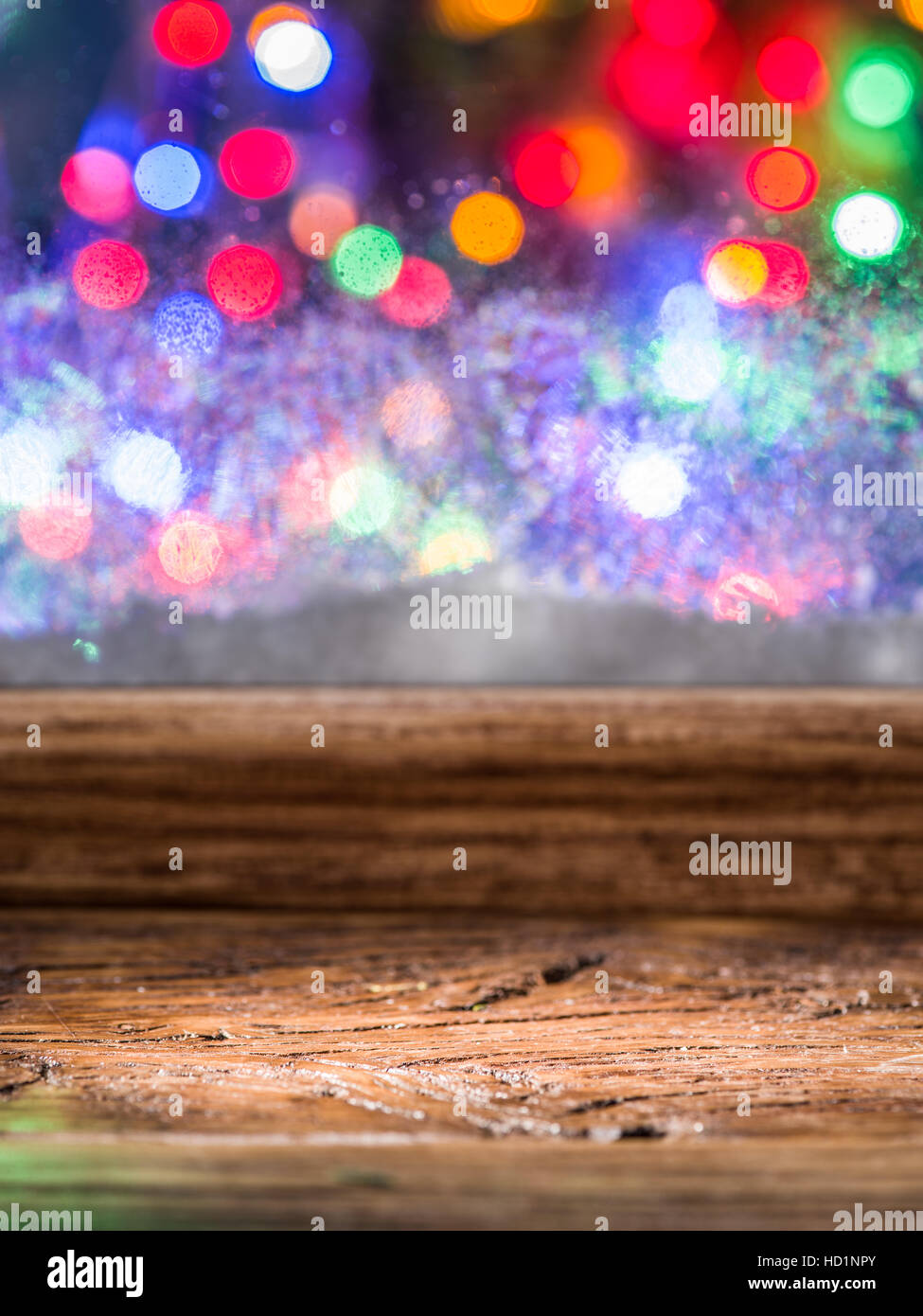 Fenster mit unscharfen farbigen Lichtern im Hintergrund eingefroren. Stockfoto