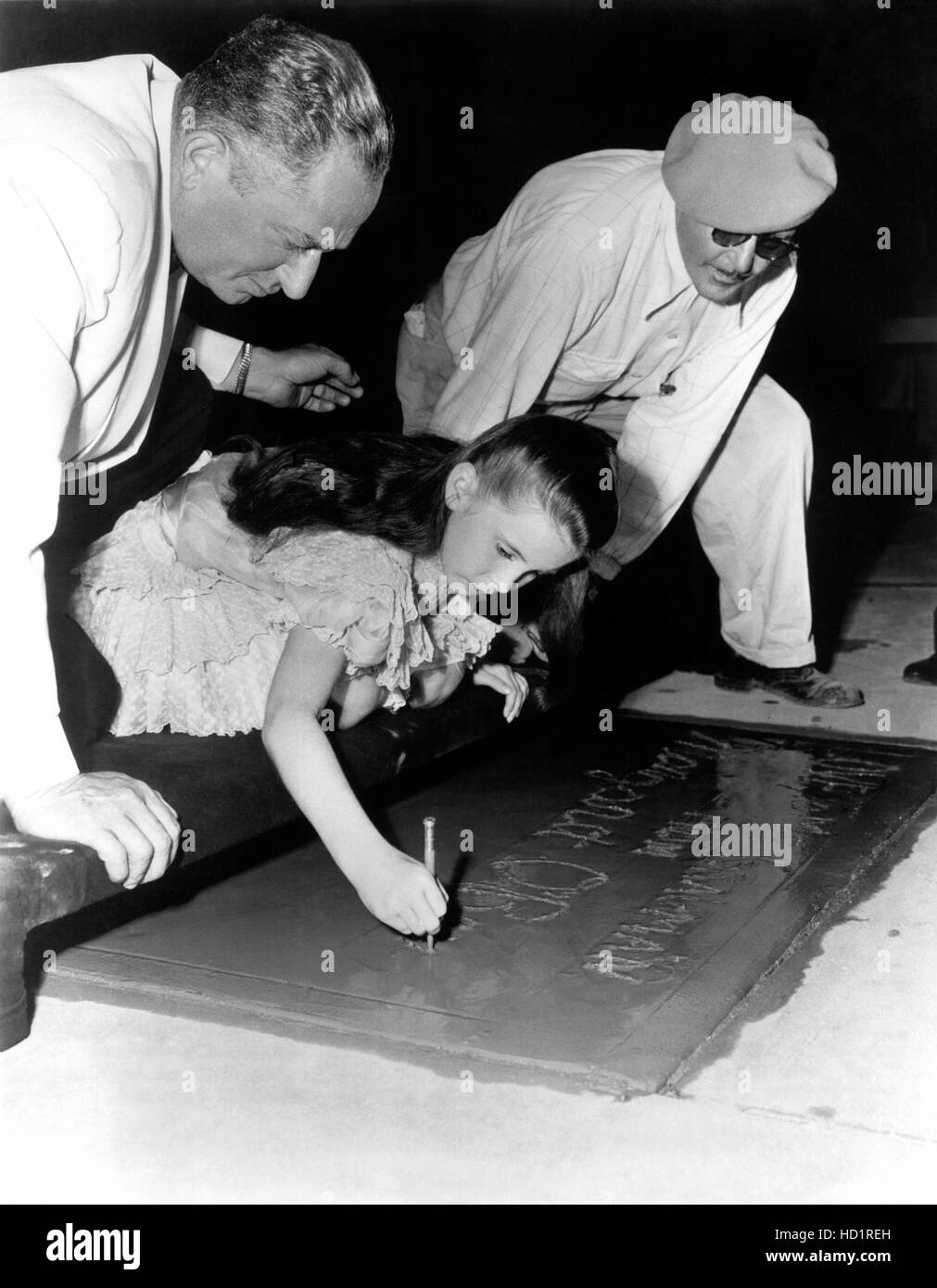 Margaret O'Brien verleiht ihr Autogramm Graumans Chinese Theater, 1947 Stockfoto