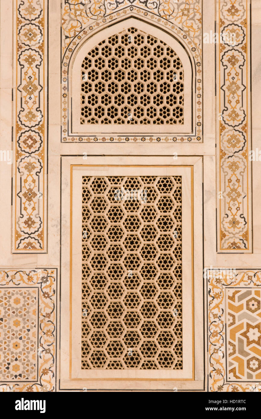 Fenster-Bildschirm des reich verzierten weißen Marmor Mughal Grabes (Itimad-Ud-Daulah). Stockfoto