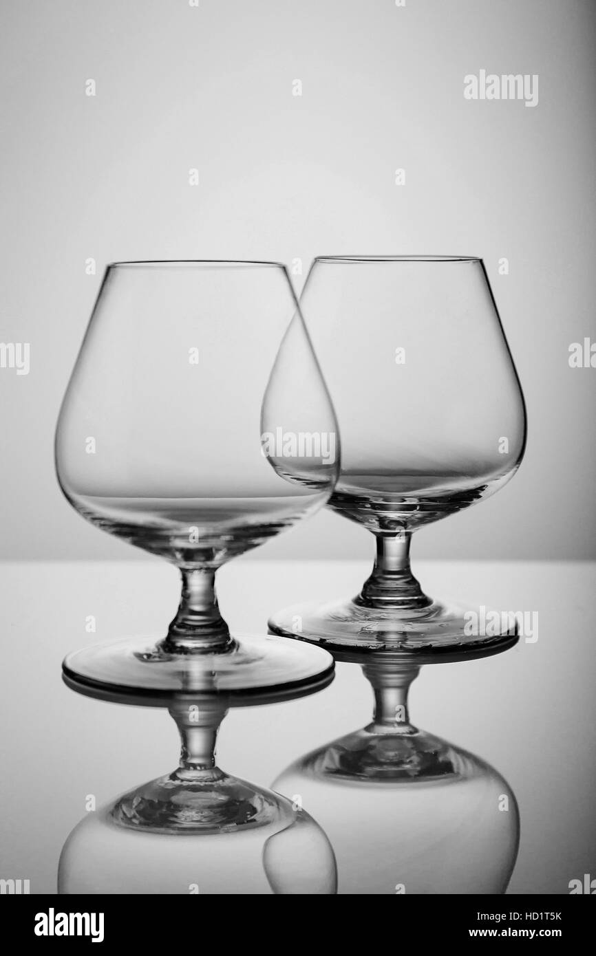 Zwei leere Schnaps Gläser isoliert auf weißem Hintergrund leer Brandy Glas Stockfoto
