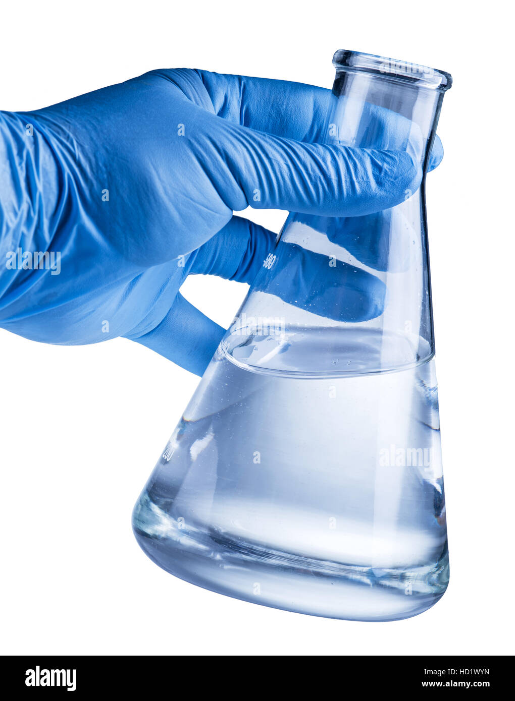Labor-Becher in der Hand des Analytikers in Kunststoff-Handschuh. Datei enthält Beschneidungspfade. Stockfoto
