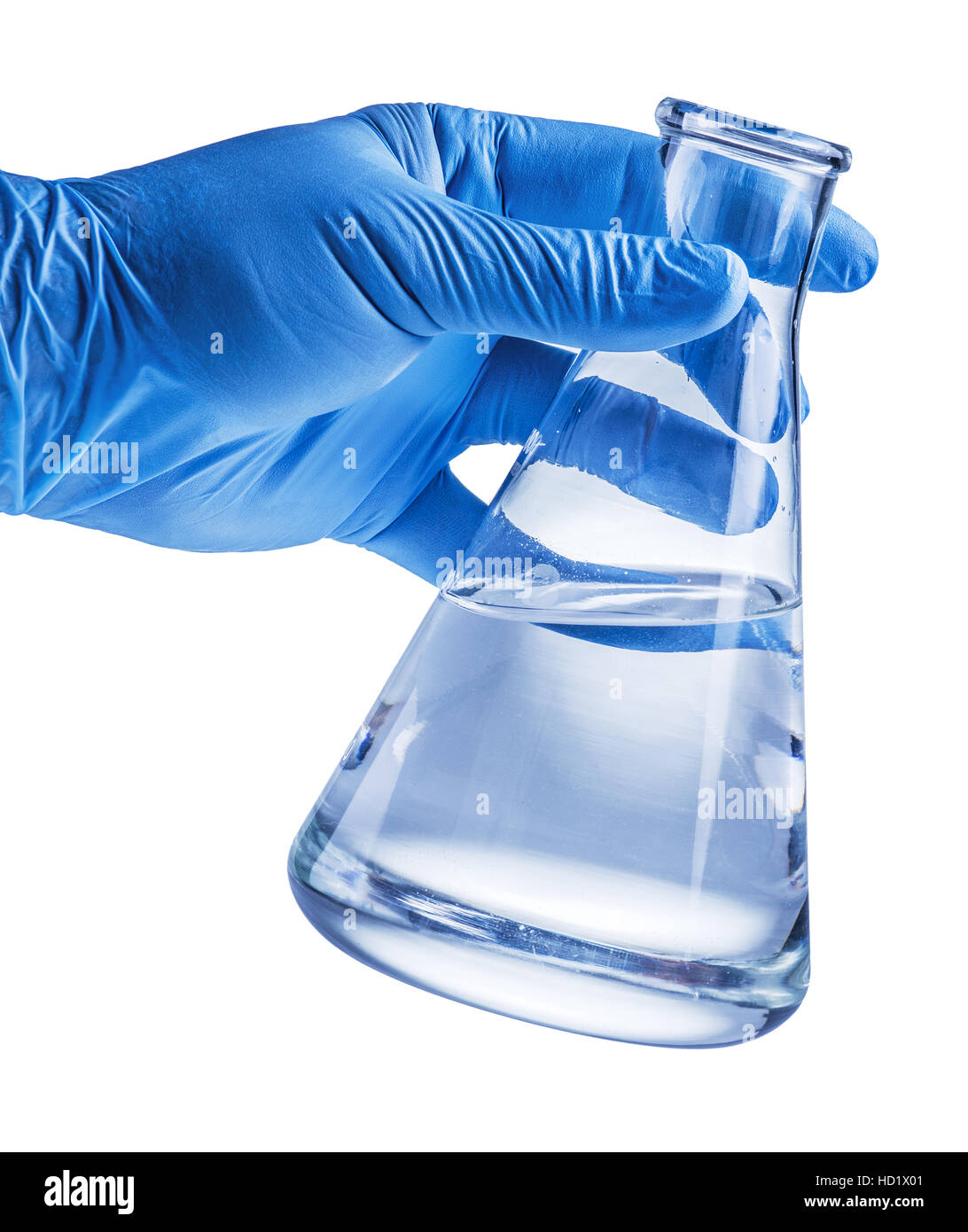 Labor-Becher in der Hand des Analytikers in Kunststoff-Handschuh. Datei enthält Beschneidungspfade. Stockfoto