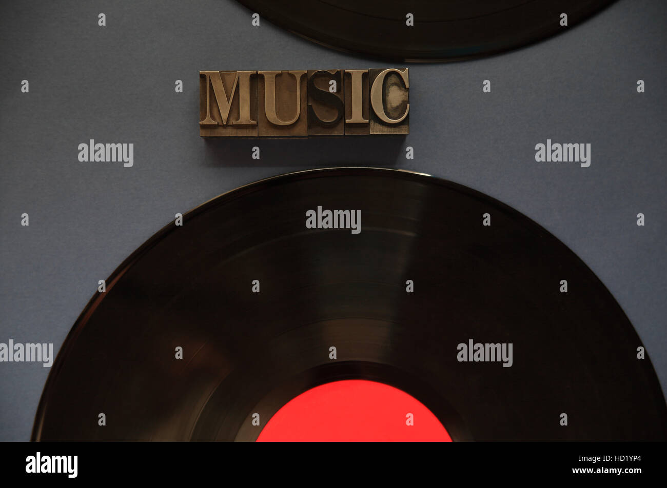 Das Wort Musik in alten Bleisatz mit zwei Vinylaufnahmen auf einem dunklen Hintergrund Stockfoto