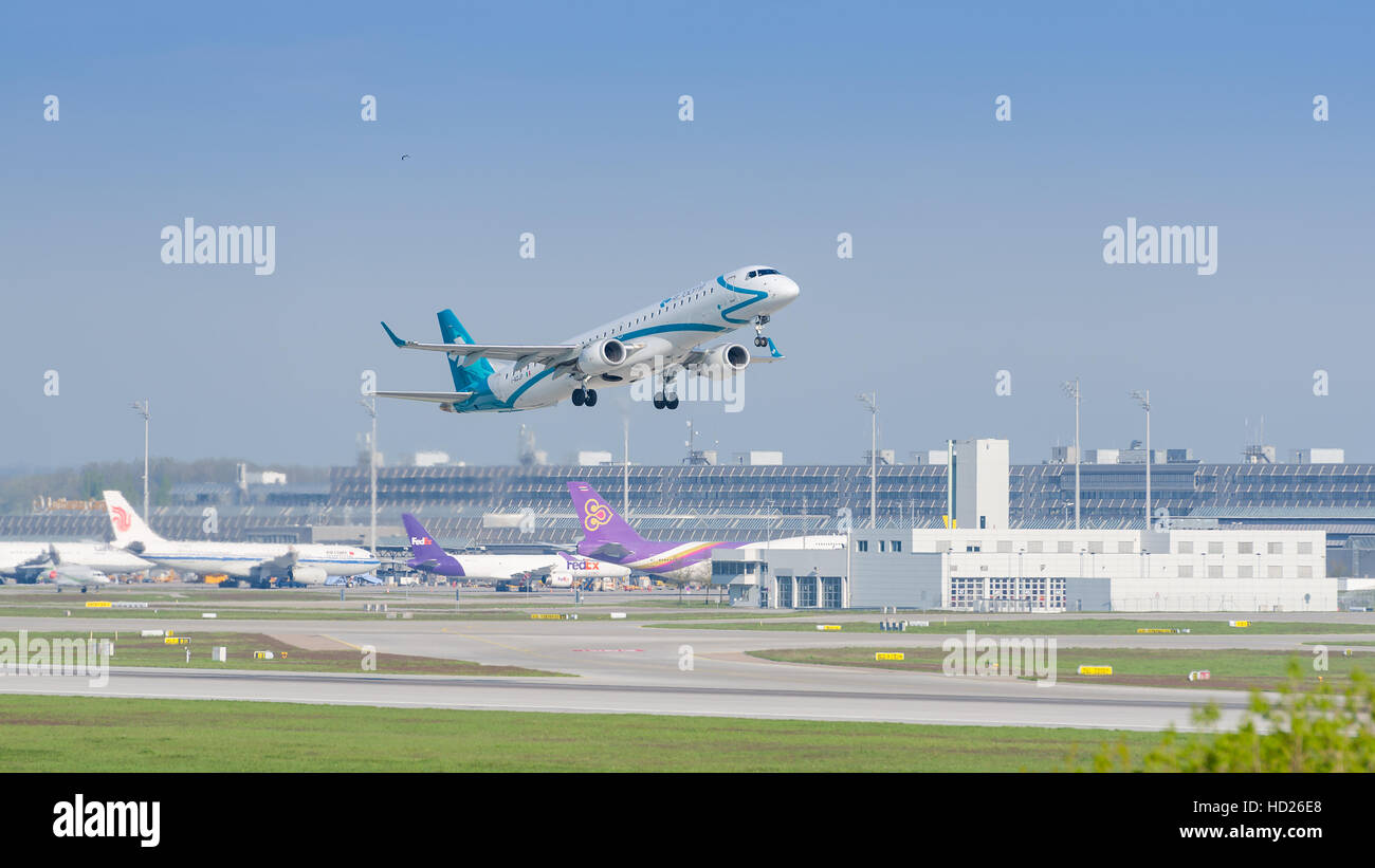 Flugzeug Embraer E-Jet ERJ-195 von Air Dolomiti Fluggesellschaften ausziehen und gewinnt an Höhe vom internationalen Flughafen München Stockfoto