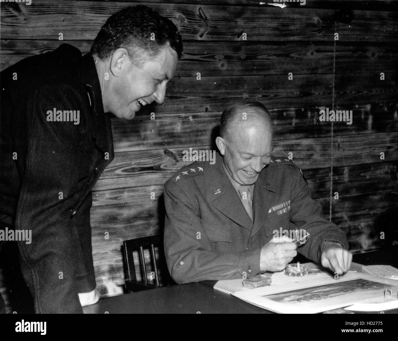 England, ca. Juni 1944. General Eisenhower lächelnd und sitzen an einem Tisch mit seinem Adjutanten, Hauptmann. Harry C. Butcher. Stockfoto